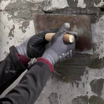 Små hull i pussede vegger: Dra mørtel over hullet Små hull i pussede vegger: Dra mørtel over hullet